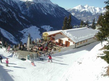 Die Skihütte lädt zur Einkehr ein.