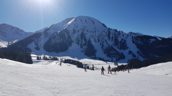 Sonnige Abfahrt an der neuen Thanellerbahn.