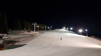 Die Egghof-Piste wird zum Nachtskifahren beleuchtet.