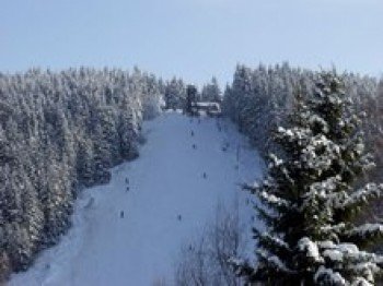 Breite Pisten in allen Schwierigkeitsstufen warten hier auf Wintersportler.