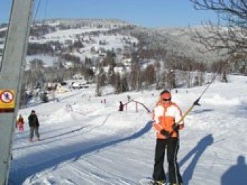 Im Skigebiet gibt es moderne Liftanlagen.