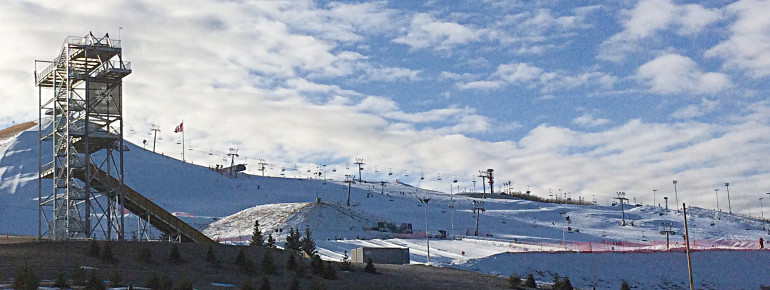 Panormablick auf das Skigebiet Winsport am Canadian Olympic Park (COP).