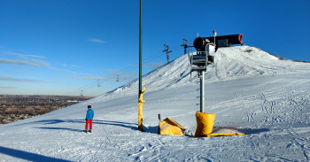 Einige Schneekanonen sorgen für die künstliche Beschneiung.