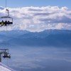 Die Gondel bringt die Wintersportler von Cerkije na Gorenjskem in den oberen Teil des Skigebiets. Hier transportieren 7 Sessellifte und 3 Schlepplifte die Besucher.