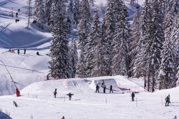 Freestyler können ihre Tricks auf den Kickern des Snowparks zur Schau stellen.