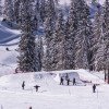 Freestyler können ihre Tricks auf den Kickern des Snowparks zur Schau stellen.