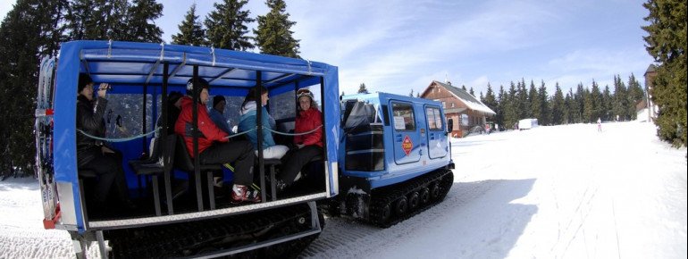 Mit diesem ungewöhnlichen Gefährt können die Wintersportler einfach zwischen den Skigebieten Cerna Hora und Pec pod Snezkou pendeln.