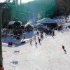 Das Skigebiet bietet blau und rot markierte Skipisten.