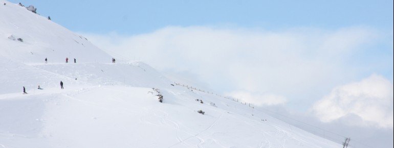 Im Skigebiet erwarten dich rund 30 Kilometer präparierte Pisten.