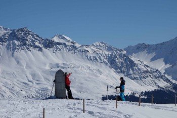 Schneeschuhwanderer beim Dreibündenstein