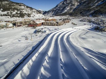Blick auf die Tubing-Bahnen am Tubing Hill in Copper Mountain.