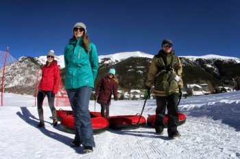 Nach dem Skifahren lohnt sich eine Schneeschuhtour oder eine rasante Runde Snowtubing auf dem eigens dafür vorhandenen Tubing Hill.