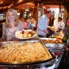 Geh aus mit Freunden und Familie oder mach es dir gemütlich und lass dir die besten Gerichte einfach bequem in deine Unterkunft liefern: Dine-In-Delivery macht es möglich.