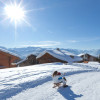 Neben dem Skifahren locken Rodelbahnen für alle Winterurlauber