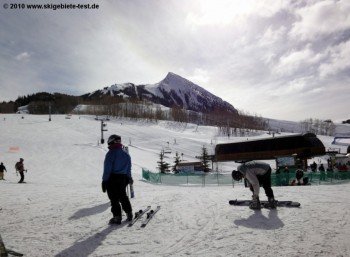 Über allem thront Mt Crested Butte: Der markante Gipfel im Südwesten dominiert das Panorama im Skigebiet.