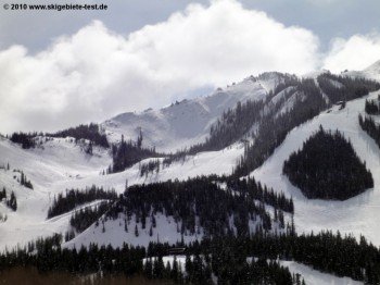 Blick auf die zahlreichen unpräparierten Black Diamond Abfahrten unterhalb des North Face Lifts!