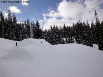 Von kleinen Jumps bis zu Mega- Kickern: Der Funpark am Paradise Express Lift bietet für alle Könnerstufen etwas.