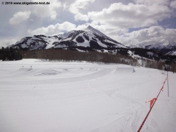 Der sog. "Kid's Park" an der Bergstation des Gold Link Lifts entpuppte sich als Snowboard Funpark für Anfänger.