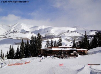 Das Paradise Warming House liegt vor Wind geschützt an der Talstation des Paradise Express Lifts und bietet seinen Gästen eine wunderschöne Sonnenterrasse.