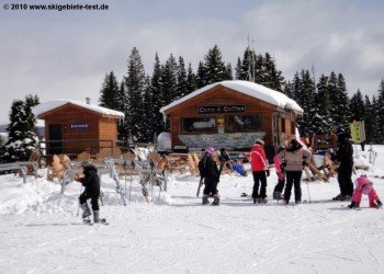 Bei Sonnenschein ein Traum: Die Sonnenterrasse des Camp 4 Coffee an der Bergstation des Gold Link Lifts.