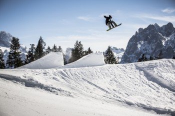Action pur im Snowpark Dachstein West. Professionelle Shaper präparieren den Snowpark für Anfänger und Fortgeschrittene.