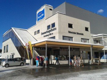 An den Talstationen können Wintersportler ihre Ski deponieren oder Ausrüstung leihen