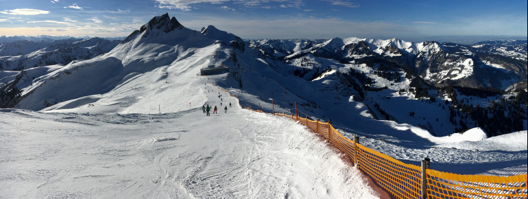 Die Verbindung zwischen den Teilgebieten: Die Piste 13 führt von der Bergstation Hohe Wacht in Damüls zur Bergstation der Gipfelbahn aus Mellau.