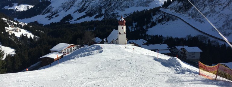 Das Wahrzeichen von Damüls: die kleine Kirche.