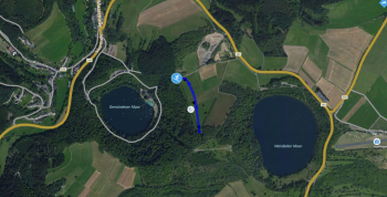 Das Gebiet liegt in zwischen dem Gemündener Maar und dem Weinfelder Maar in der Eifel, Rheinland-Pfalz.