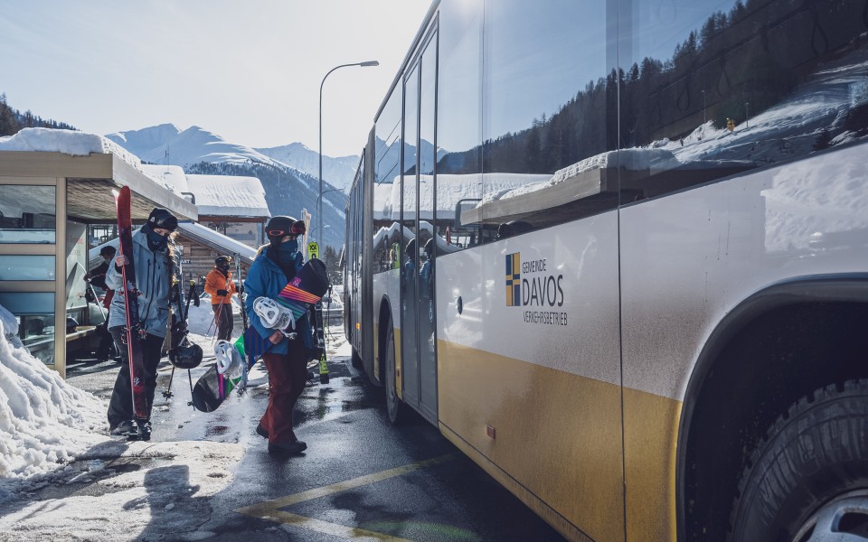 Mit den Bussen kommst du schnell und bequem von den Unterkünften zu den Liften.