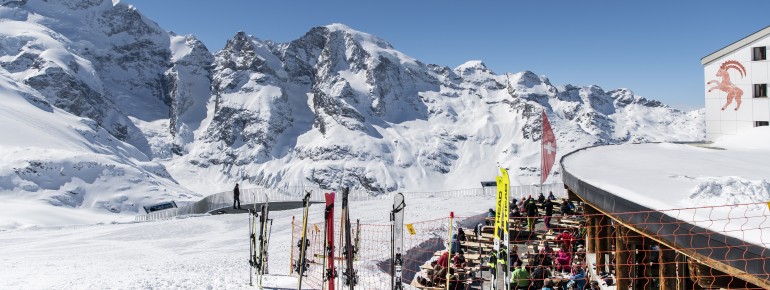 Traumhafter Ausblick vom Berghaus Diavolezza auf die Bernina Gruppe.