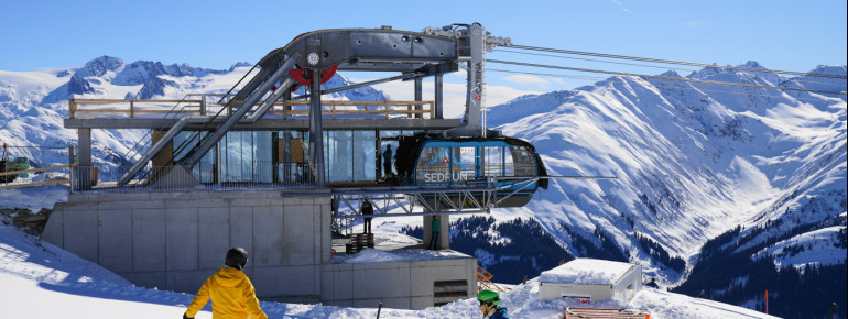 Die Pendelbahn Cuolm da Vi führt von Sedrun ins Skigebiet.