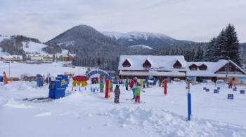 Im Kinder Funpark helfen Zauberteppiche bei den ersten Schwüngen im Schnee.