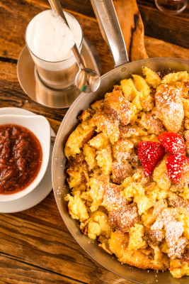 Österreichische Schmankerl wie der Kaiserschmarrn dürfen im Skigebiet nicht fehlen.