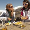 Auf den Hütten in Kärnten werden Wintersportlern österreichische Schmankerl serviert.
