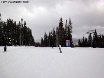 Riesige Auswahl an mittelschweren (in USA blau markierten) Pisten an der Bergstation des Hermosa Park Express Lifts!