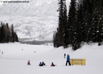 Die Skischule befindet sich im Village Center Gebäude und bietet Kurse für Kinder und Erwachsene.