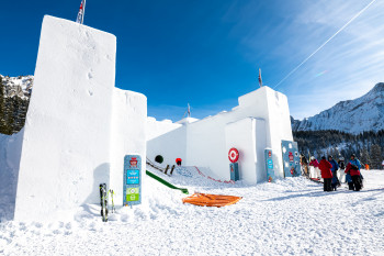 Die neue Schneeburg begeistert die Kinder.