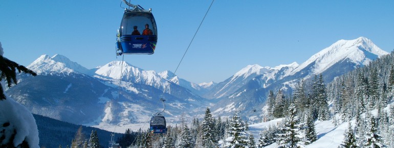 Mit der 8er Kabinenbahn gehts hoch auf die Piste.