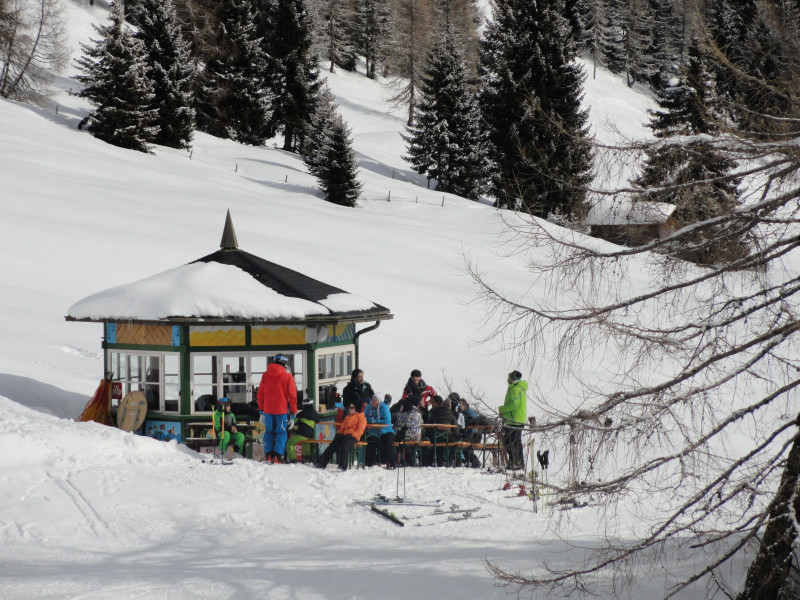 Von der Apres Ski Bar hat man die Kinder am Übungshang immer im Blick