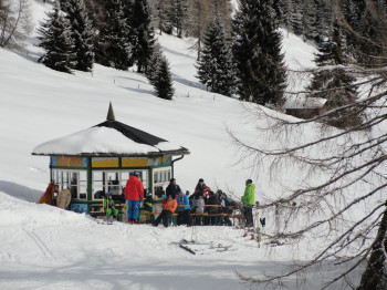 Von der Apres Ski Bar hat man die Kinder am Übungshang immer im Blick