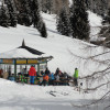 Von der Apres Ski Bar hat man die Kinder am Übungshang immer im Blick