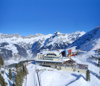 Mitten im Skigebiet liegt das Berghotel Trübsee.