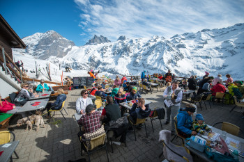 Eine tolle Bergkulisse erwartet die Besucher auf der Sonnenterrasse der Fürenalp.
