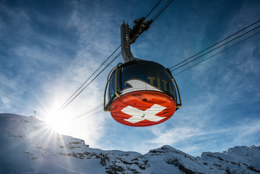 Spektakulär ist die drehbare Rotair Luftseilbahn. Auf der roten Unterseite befindet sich eine riesige Schweizer Flagge.