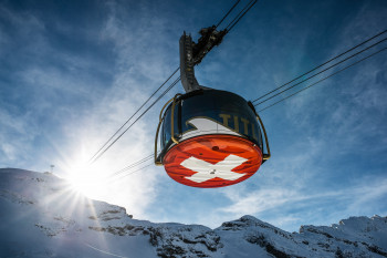 Spektakulär ist die drehbare Rotair Luftseilbahn. Auf der roten Unterseite befindet sich eine riesige Schweizer Flagge.