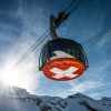 Spektakulär ist die drehbare Rotair Luftseilbahn. Auf der roten Unterseite befindet sich eine riesige Schweizer Flagge.