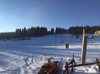 Insgesamt drei Schlepplifte transportieren die Wintersportler im Skigebiet.