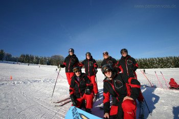Die Skischule Niedersfeld bietet Snowboard- und Skikurse für Kinder und Erwachsene an.
