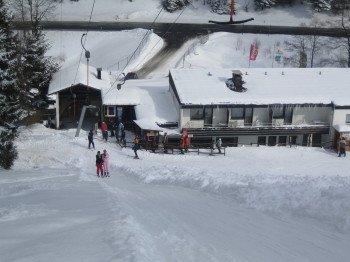 Blick auf die Talstation von Lift Eschenberg I und das Landgasthaus.